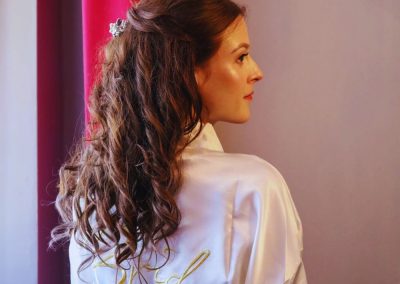 Bruid met lang, half opgestoken haar en losse krullen