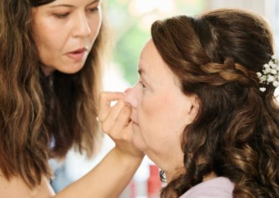 Susanne brengt oogmake-up aan bij een bruid