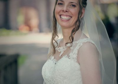 Portret van een bruid met sluier en losse lokken