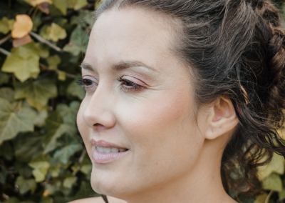 Zijaanzicht van bruidsmake-up en half opgestoken haar