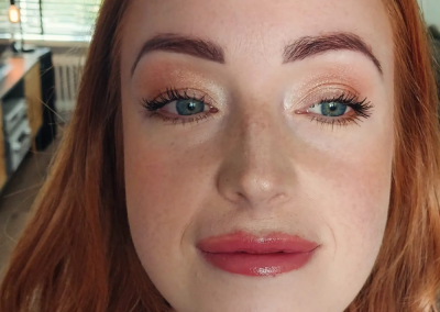 Portret met oogmake-up en roze lipkleur