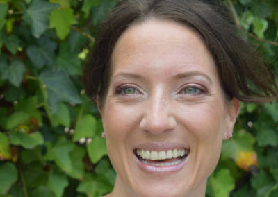 Portret van een lachende bruid met opgestoken haar