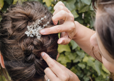 Detail van een opgestoken bruidskapsel met haaraccessoire