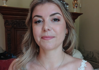 Bruid met los, golvend haar en bruidsmake-up
