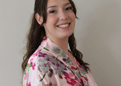 Lachende vrouw met donker haar in een bloemenkimono