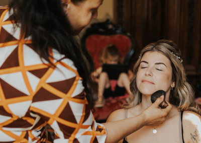 Susanne werkt de make-up van een klant bij