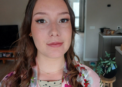 Portret van een vrouw met donkere krullen