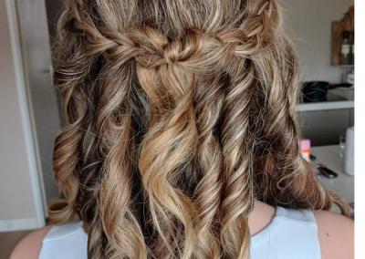 Achteraanzicht van lange krullen met een gevlochten haarkrans