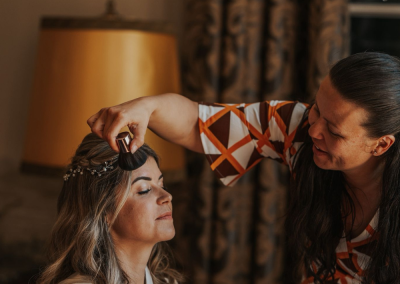 Bruid tijdens het verzorgen van haar make-up
