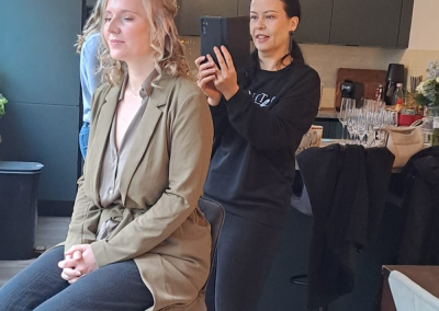 Susanne verzorgt blond haar tijdens de voorbereidingen