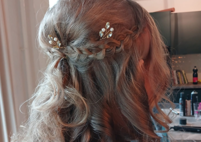 Achteraanzicht van half opgestoken haar met een haaraccessoire