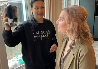 Susanne gebruikt haarspray tijdens het stylen