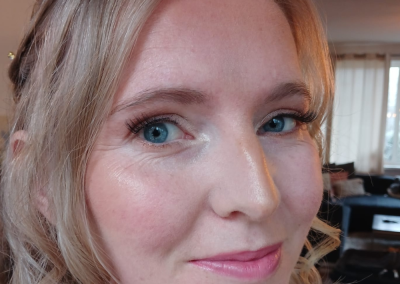 Close-up van lichte oogmake-up en roze lipkleur