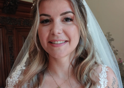 Portret van een bruid met lange blonde krullen